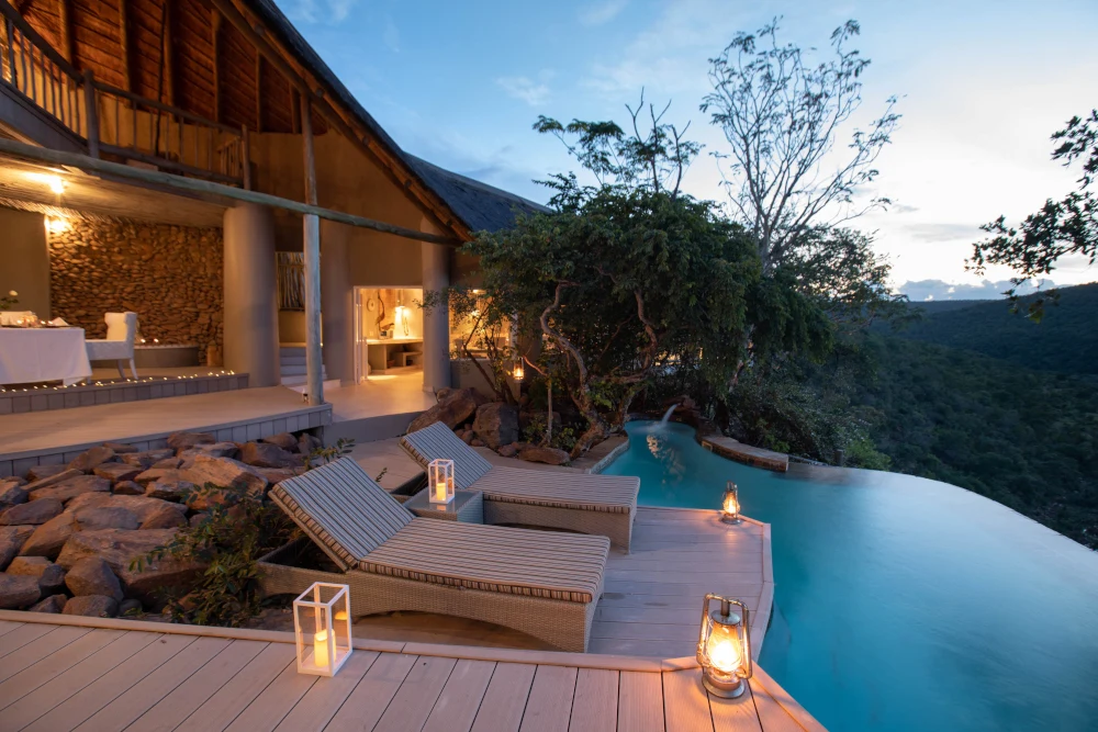 Signature evening pool view at Clifftop Exclusive Safari Hideaway